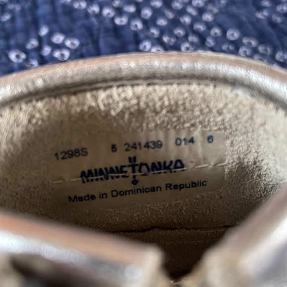 Minnetonka Moccasins Silver Leather Ankle Booties Fringe Zip - Picture 10 of 11